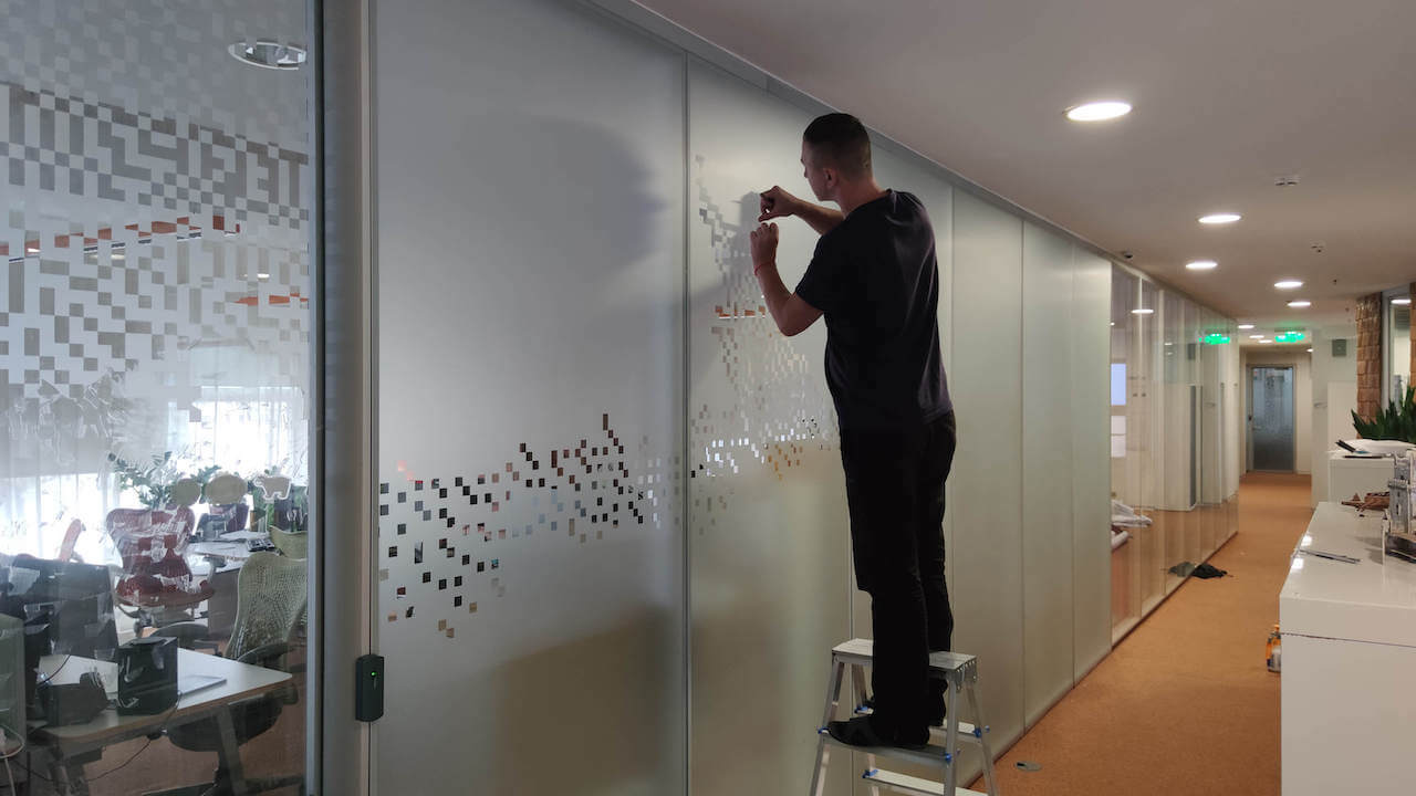 Оформление офисных стеклянных перегородок декоративной плёнкой с плоттерной резкой