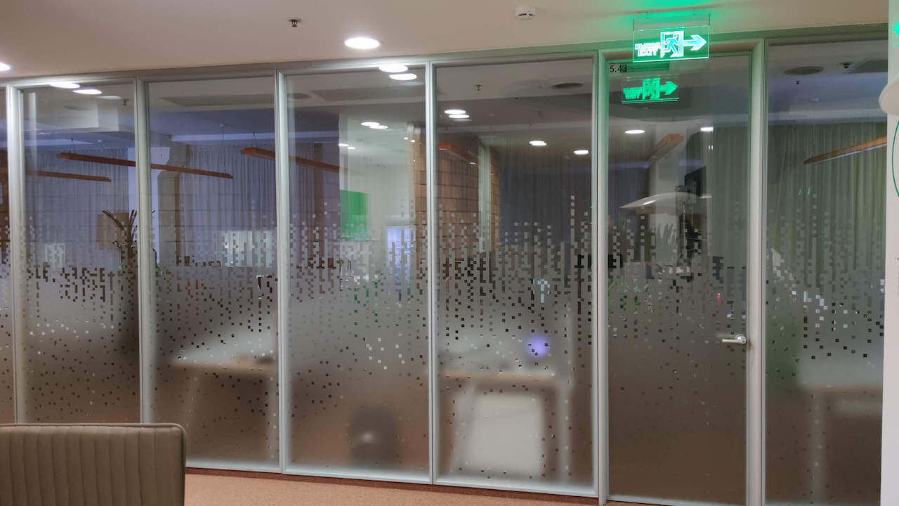Оформление офисных стеклянных перегородок декоративной плёнкой с плоттерной резкой